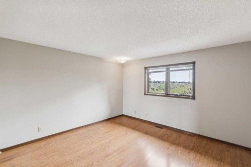 124 Edgehill Close Nw, Calgary, AB - Indoor Photo Showing Other Room