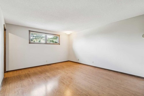 124 Edgehill Close Nw, Calgary, AB - Indoor Photo Showing Other Room
