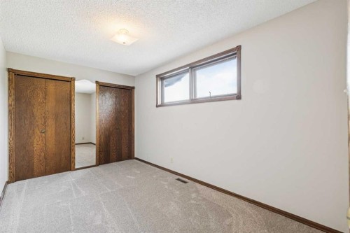 124 Edgehill Close Nw, Calgary, AB - Indoor Photo Showing Other Room