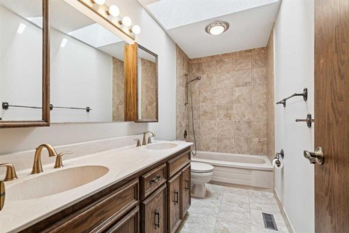 124 Edgehill Close Nw, Calgary, AB - Indoor Photo Showing Bathroom