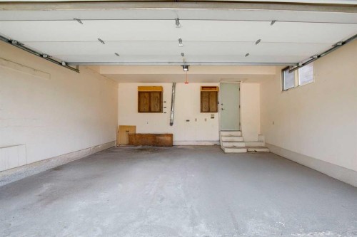 124 Edgehill Close Nw, Calgary, AB - Indoor Photo Showing Garage
