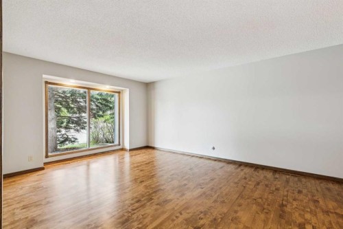 124 Edgehill Close Nw, Calgary, AB - Indoor Photo Showing Other Room
