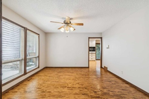 124 Edgehill Close Nw, Calgary, AB - Indoor Photo Showing Other Room