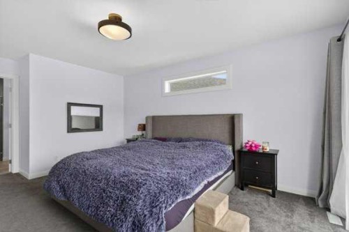 45 Evansfield Manor Nw, Calgary, AB - Indoor Photo Showing Bedroom