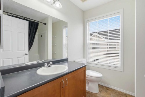 305 Elgin Gardens Se, Calgary, AB - Indoor Photo Showing Bathroom