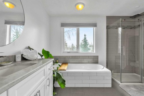 28 Woodpark Close Sw, Calgary, AB - Indoor Photo Showing Bathroom