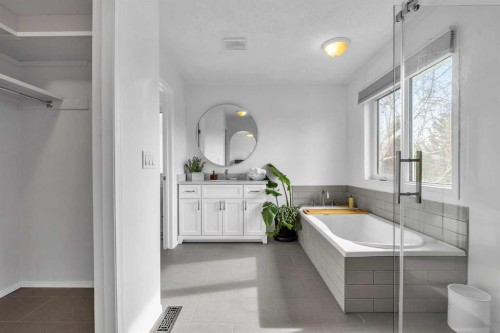 28 Woodpark Close Sw, Calgary, AB - Indoor Photo Showing Bathroom