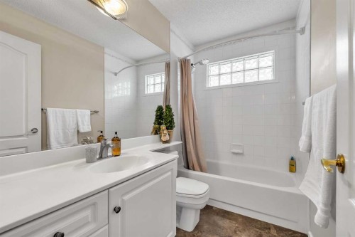 28 Woodpark Close Sw, Calgary, AB - Indoor Photo Showing Bathroom