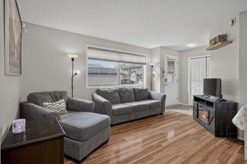 105-23 Everridge Square Sw, Calgary, AB - Indoor Photo Showing Living Room