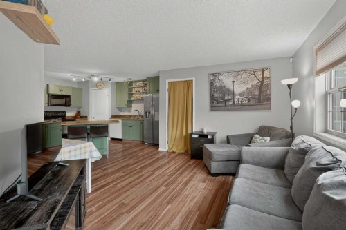 105-23 Everridge Square Sw, Calgary, AB - Indoor Photo Showing Living Room