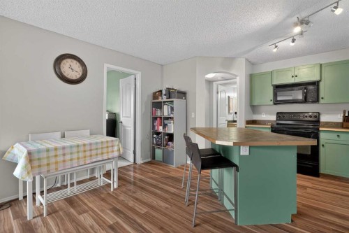 105-23 Everridge Square Sw, Calgary, AB - Indoor Photo Showing Kitchen