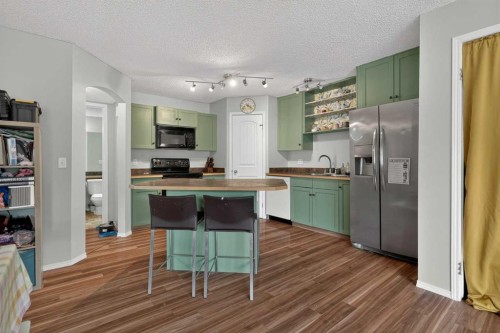 105-23 Everridge Square Sw, Calgary, AB - Indoor Photo Showing Kitchen