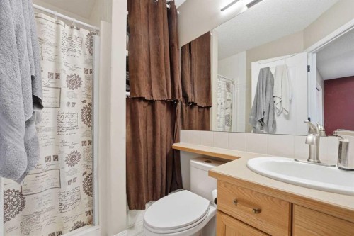 23 Prestwick Park Se, Calgary, AB - Indoor Photo Showing Bathroom