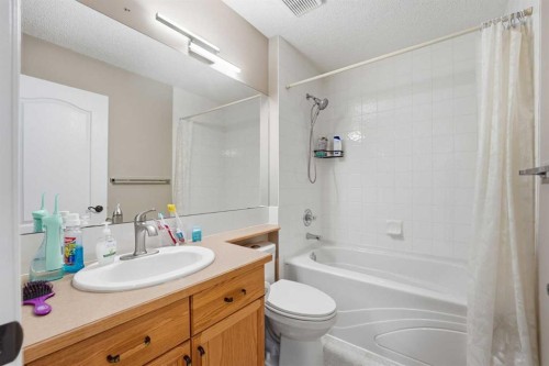23 Prestwick Park Se, Calgary, AB - Indoor Photo Showing Bathroom