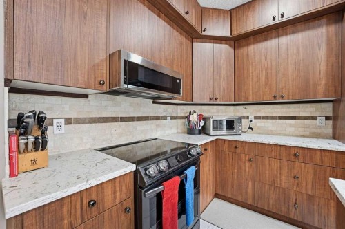 23 Prestwick Park Se, Calgary, AB - Indoor Photo Showing Kitchen