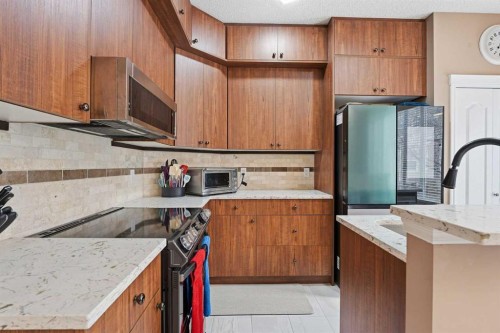 23 Prestwick Park Se, Calgary, AB - Indoor Photo Showing Kitchen