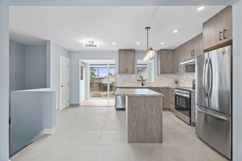 9408 5 Street Se, Calgary, AB - Indoor Photo Showing Kitchen With Upgraded Kitchen