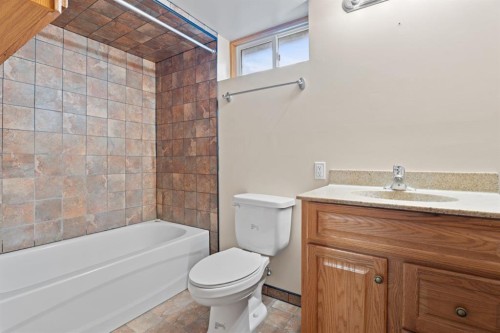 9408 5 Street Se, Calgary, AB - Indoor Photo Showing Bathroom