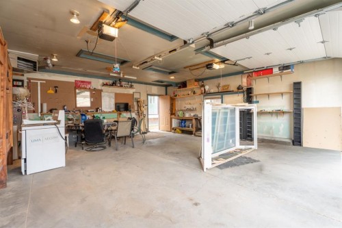 9408 5 Street Se, Calgary, AB - Indoor Photo Showing Garage