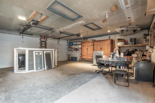 9408 5 Street Se, Calgary, AB - Indoor Photo Showing Garage