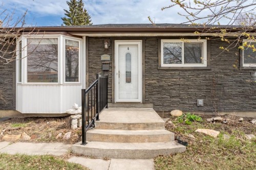 9408 5 Street Se, Calgary, AB - Indoor Photo Showing Other Room