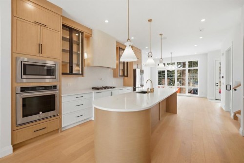 1529 18 Avenue Nw, Calgary, AB - Indoor Photo Showing Kitchen With Upgraded Kitchen