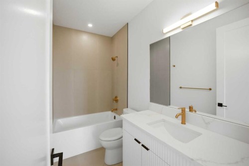 1529 18 Avenue Nw, Calgary, AB - Indoor Photo Showing Bathroom