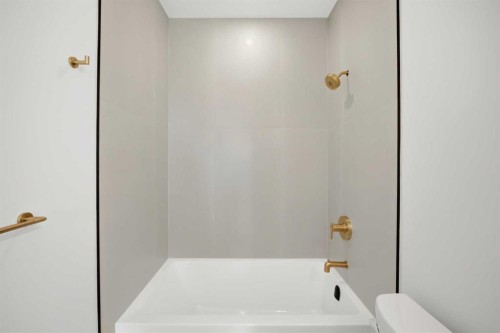 1529 18 Avenue Nw, Calgary, AB - Indoor Photo Showing Bathroom