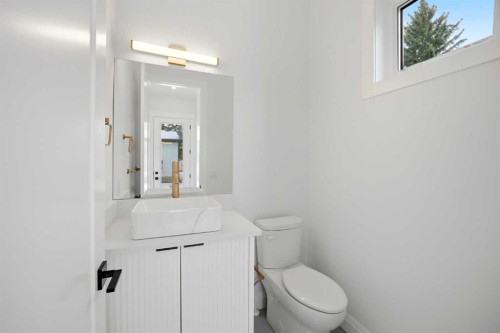 1529 18 Avenue Nw, Calgary, AB - Indoor Photo Showing Bathroom