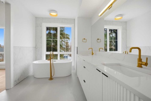 1529 18 Avenue Nw, Calgary, AB - Indoor Photo Showing Bathroom
