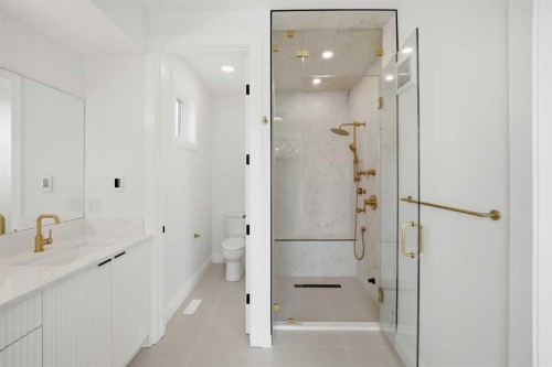 1529 18 Avenue Nw, Calgary, AB - Indoor Photo Showing Bathroom