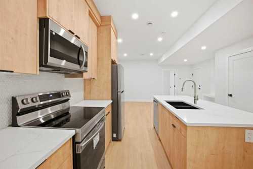 1529 18 Avenue Nw, Calgary, AB - Indoor Photo Showing Kitchen With Double Sink With Upgraded Kitchen