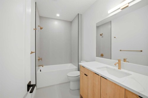 1529 18 Avenue Nw, Calgary, AB - Indoor Photo Showing Bathroom
