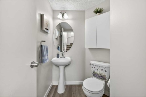 370 Prestwick Circle Se, Calgary, AB - Indoor Photo Showing Bathroom