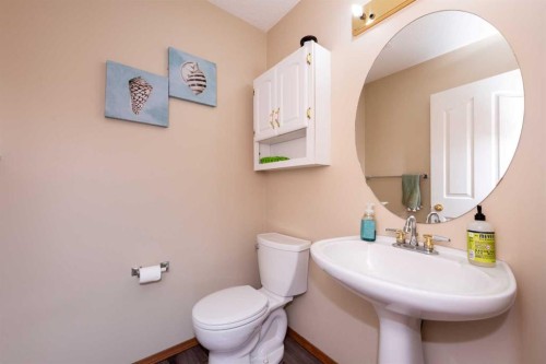 35 Somervale Place Sw, Calgary, AB - Indoor Photo Showing Bathroom