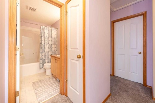 35 Somervale Place Sw, Calgary, AB - Indoor Photo Showing Bathroom