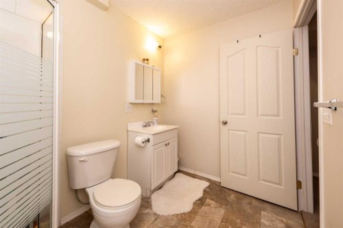 35 Somervale Place Sw, Calgary, AB - Indoor Photo Showing Bathroom