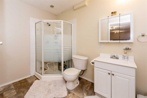 35 Somervale Place Sw, Calgary, AB - Indoor Photo Showing Bathroom