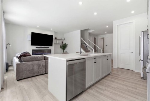 54 Belmont Manor Sw, Calgary, AB - Indoor Photo Showing Kitchen