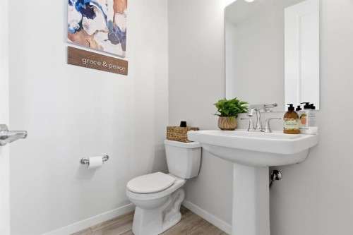 54 Belmont Manor Sw, Calgary, AB - Indoor Photo Showing Bathroom