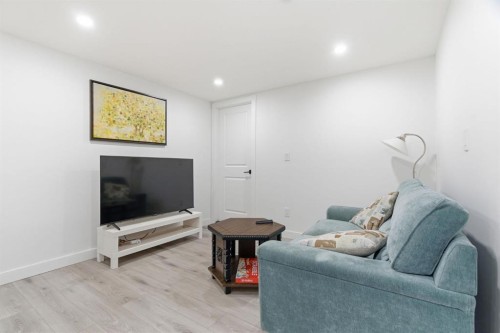 54 Belmont Manor Sw, Calgary, AB - Indoor