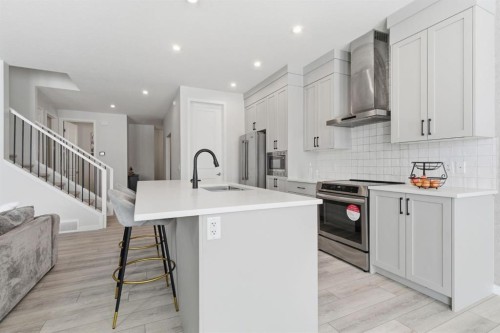 54 Belmont Manor Sw, Calgary, AB - Indoor Photo Showing Kitchen With Upgraded Kitchen