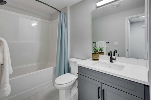 146 Magnolia Square Se, Calgary, AB - Indoor Photo Showing Bathroom