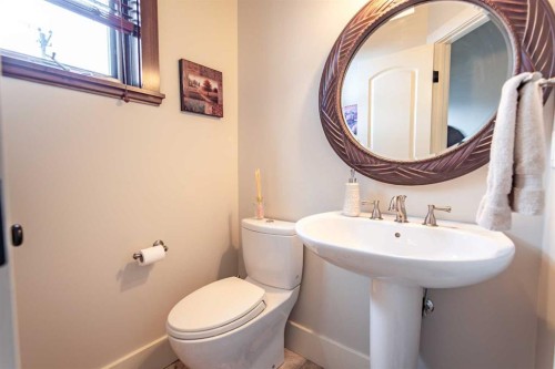 2028 25A Street Sw, Calgary, AB - Indoor Photo Showing Bathroom