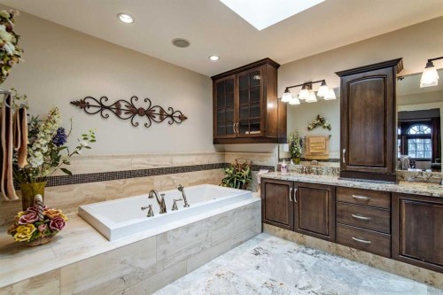 2028 25A Street Sw, Calgary, AB - Indoor Photo Showing Bathroom