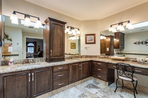 2028 25A Street Sw, Calgary, AB - Indoor Photo Showing Bathroom