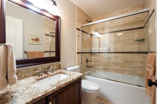 2028 25A Street Sw, Calgary, AB - Indoor Photo Showing Bathroom