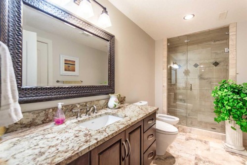 2028 25A Street Sw, Calgary, AB - Indoor Photo Showing Bathroom