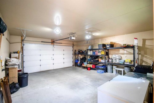 2028 25A Street Sw, Calgary, AB - Indoor Photo Showing Garage