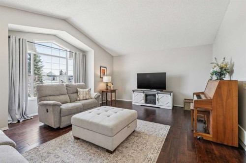 18519 Chaparral Manor Se, Calgary, AB - Indoor Photo Showing Living Room
